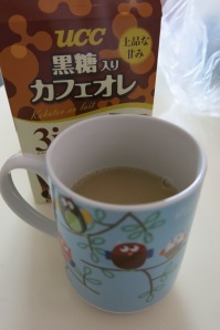 今天早餐也在家中放白煙，喝了一杯黑糖鮮奶咖啡。