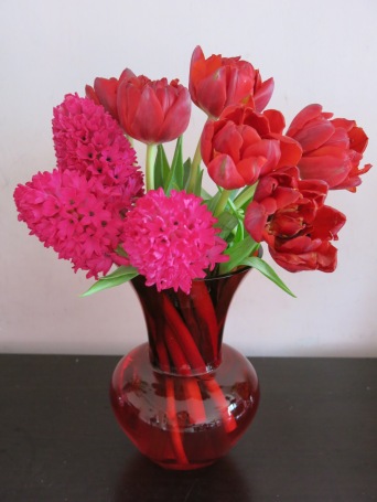 沒料到全盛時變了桃紅。  這是餘下的花材，我挑了個紅色玻璃花瓶，喜歡透明因為喜歡看花莖的自然美。